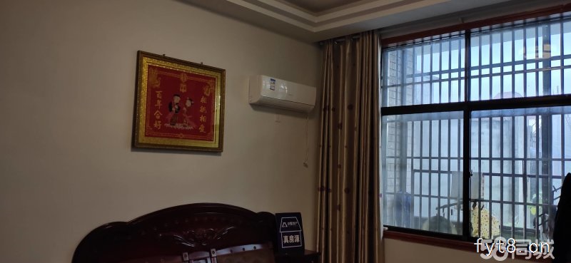 房屋朝南,精装修,采光极好,院内空气清新,院内可以种菜。